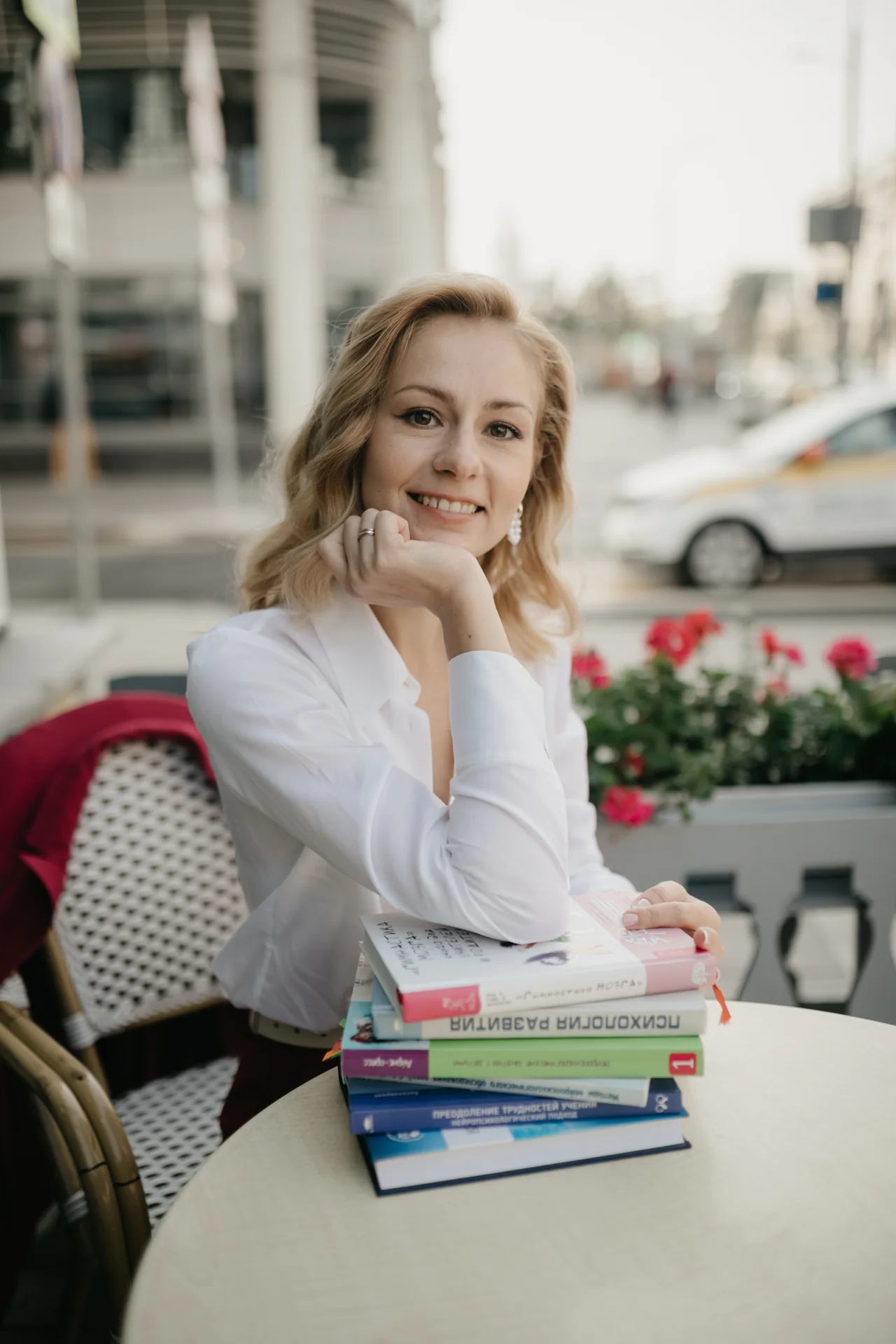 Лилия Ручкина за столом с профессиональными книгами