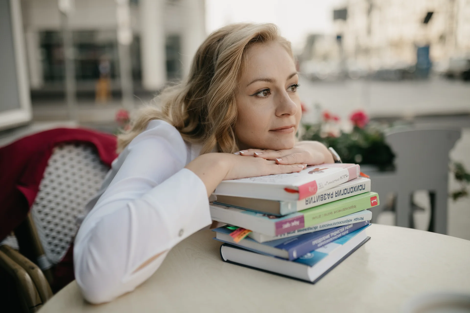Лилия Ручкина рядом с книгами по психологии и обучению